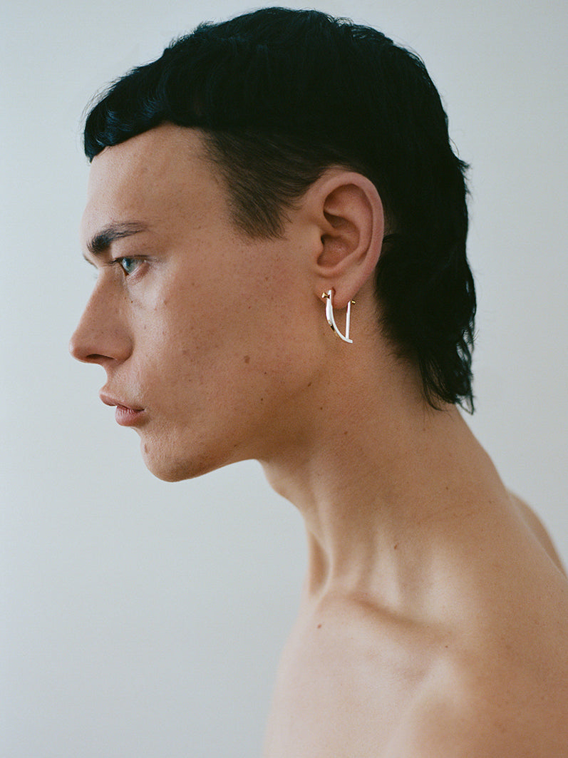 men wearing 18k yellow gold circle screw piercing earring made in france